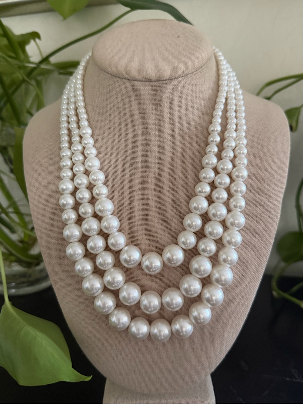 Vintage White Graduated Beads Multi-Strand Pearl Necklace Elegant